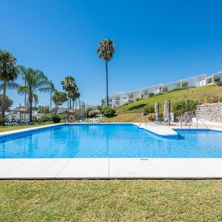 Azahara1, Mountain Views And Frontline Golf Apartment *