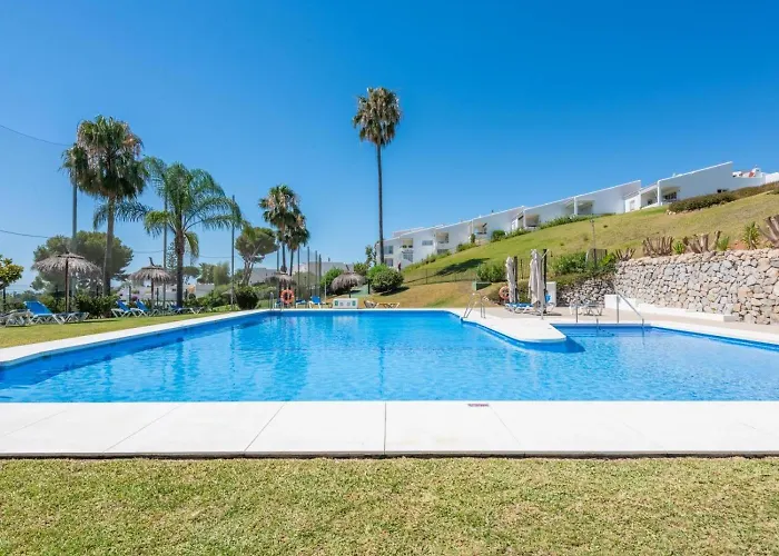 Azahara1, Mountain Views And Frontline Golf Apartment *